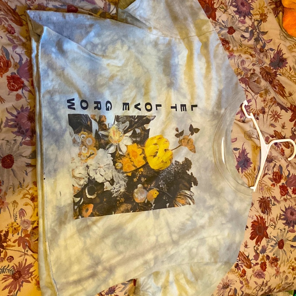 Soft crop top with flowers and lettering